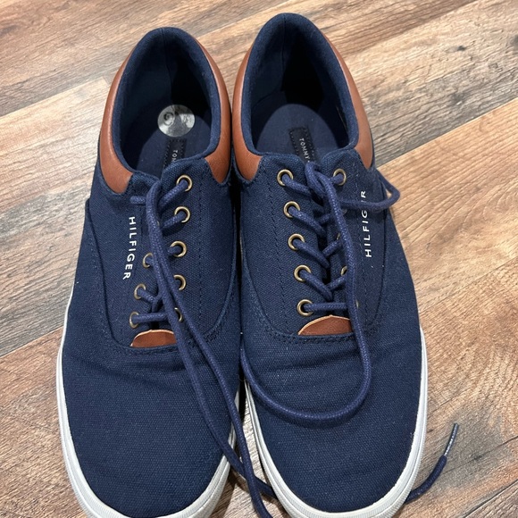 Two pairs of shoes 🖤💙Levi’s &HILFIGER - Picture 8 of 15